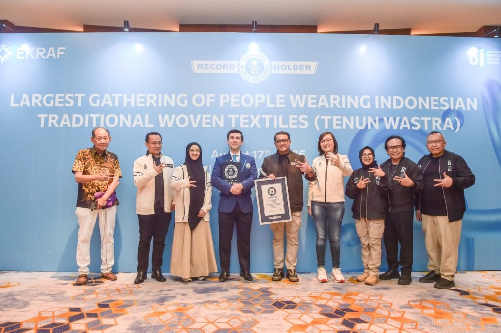 Kementerian Ekraf Raih Rekor Dunia GWR dengan 306 Pegawai Kenakan Wastra Nusantara