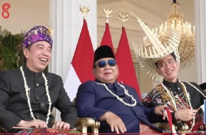 Momen Prabowo Diapit Jokowi-Gibran Jadi Sorotan Parpol di HUT ke-81 RI