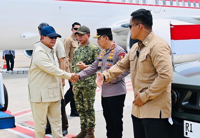 Prabowo Tinjau Langsung Karhutla di Kalbar, Kerahkan Tentara dan Helikopter Baru
