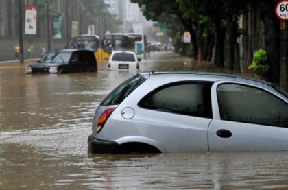 Waspada Banjir: 4 Risiko Fatal Terobos Genangan dengan Mobil yang Harus Diketahui