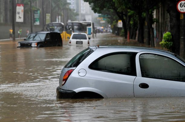 Waspada Banjir: 4 Risiko Fatal Terobos Genangan dengan Mobil yang Harus Diketahui