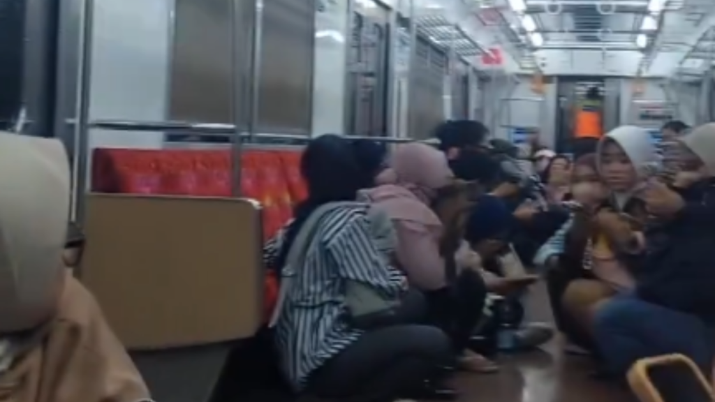 KRL Palmerah-Tanah Abang Dilempar Batu, Penumpang Panik