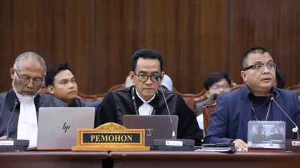 Ijazah Diduga Bermasalah, Denny Indrayana Minta MK Hadirkan Gibran dalam Sidang