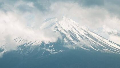 Hujan Deras Sebabkan Longsor di Akses Gunung Fuji, Tiga Kendaraan Tertimbun