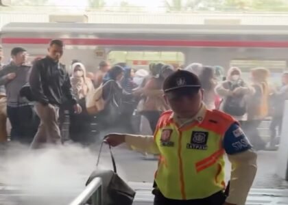 Penumpang KRL Terkejut Karena Ledakan di Stasiun Rawa Buntu, Ini Dia Penyebabnya