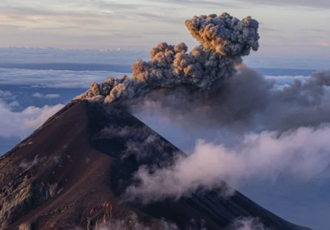 Penyebab Erupsi Bersamaan 4 Gunung Api, Penjelasan Badan Geologi