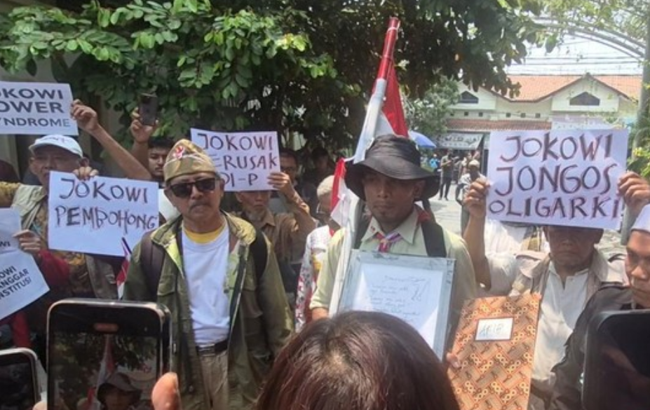 Demo Belasan Massa ARIB di Rumah Jokowi Terkait Protes Pernyataan Budi Arie
