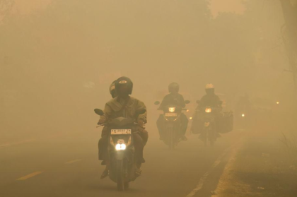 Perbandingan Antara Klaim dan Realita: Karhutla Kalbar-Kalteng, Dampak Air Asin, Pendidikan Daring, dan Kualitas Udara Berbahaya