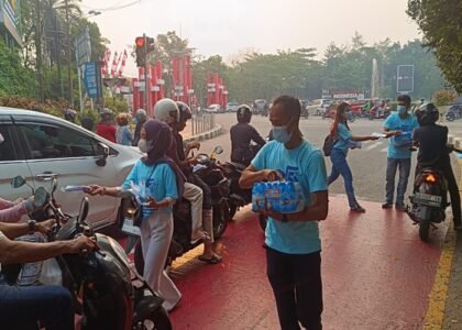 Relawan Karib AHY Sobat HMP Bagikan Masker dan Air Mineral untuk Warga Pontianak