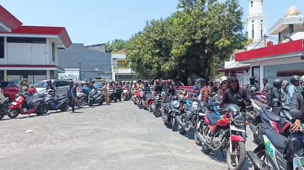 BBM Langka di Makassar: Antrean Mengular dan Harga Melonjak hingga Rp35 Ribu per Liter!