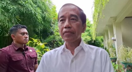 Massa Aksi di Rumah Jokowi Tuntut Gibran Mundur dari Jabatan Wakil Presiden