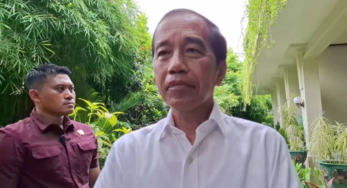 Massa Aksi di Rumah Jokowi Tuntut Gibran Mundur dari Jabatan Wakil Presiden
