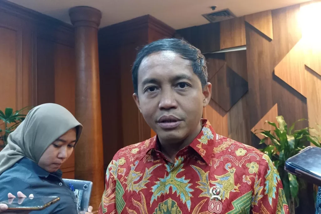3 Bulan Karhutla Tak Kunjung Padam, DPR Desak Menhut Raja Juli Mundur