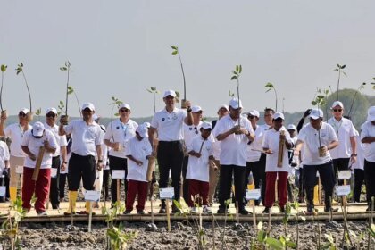 Tanam Mangrove di Demak, Menko AHY Dorong Pendekatan Alam Untuk Lindungi Pesisir Pantura Jawa