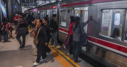 Geger di Stasiun Tebet: KAI Commuter Ungkap Alasan di Balik Keributan Penumpang KRL!