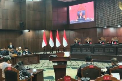 Terus Berpolemik, Denny Indrayana Desak KPU Buka Terang Verifikasi Dokumen Pendidikan Gibran di MK