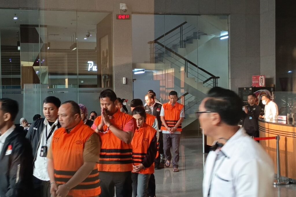 KPK Menggegerkan! Lima Tersangka Kasus Korupsi BNPB Keluar dengan Rompi Tahanan, Apa yang Terjadi?